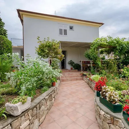 Apartment Mihaela 2 *